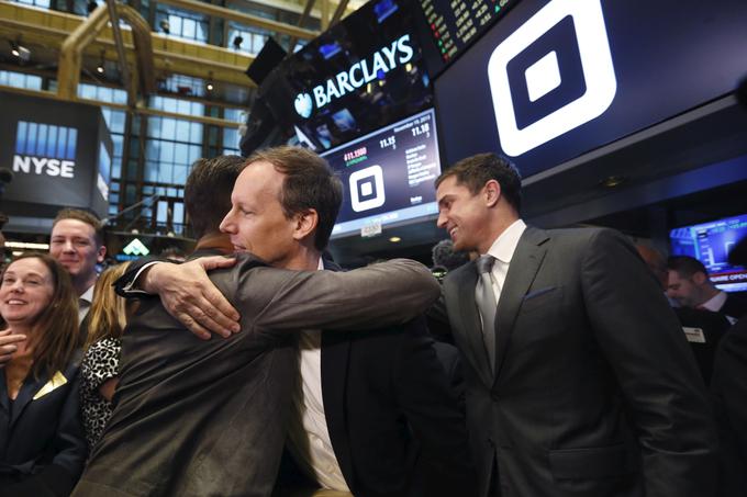Podjetje Square od novembra 2015 kotira tudi na newyorški borzi. Na fotografiji ustanovitelj Squara in Twitterja Jack Dorsey (levo) objema drugega ustanovitelja podjetja Square Jima McKelveyja. | Foto: Reuters