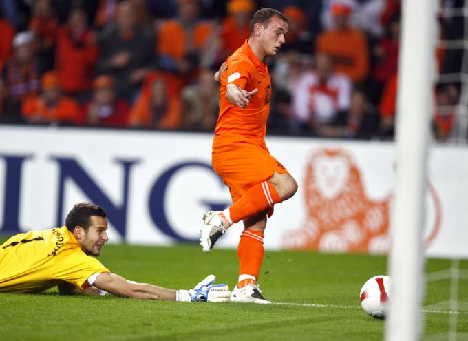 Samirja Handanovića je v kvalifikacijah za EP 2008 premagal tudi nizozemski as Wesley Sneijder. | Foto: 