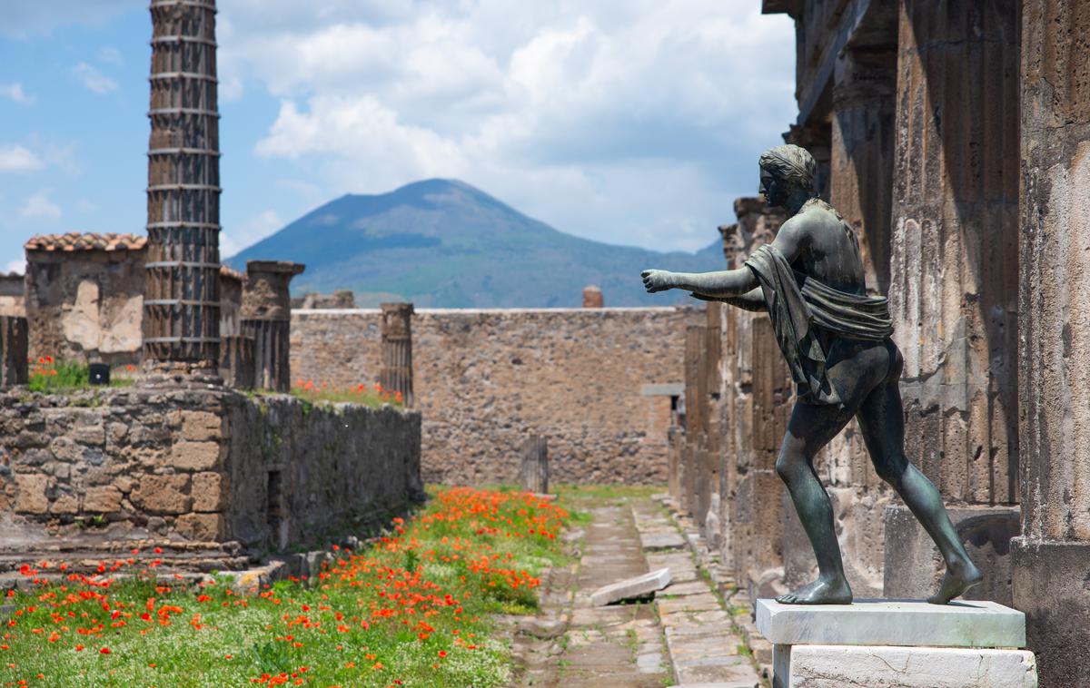 Pompeji, bog Apolon | Avtor zvitka je bil verjetno epikurejski filozof Filodem, ki je pisal o glasbi, hrani in kako uživati v življenju. | Foto Reuters