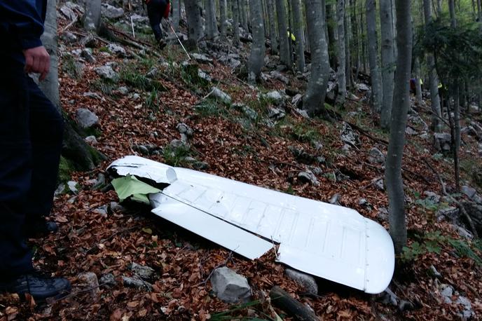 Fotografija enega od najdenih stabilizatorjev višinskega krmila na Predmeji strmoglavljenega letala na mestu najdbe. | Foto Služba za preiskovanje letalskih nesreč in incidentov