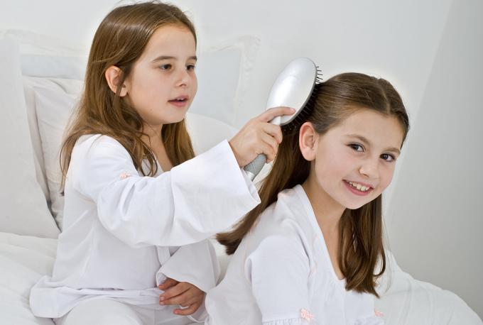 otrok, deklici, česanje, urejanje las | Foto: Shutterstock