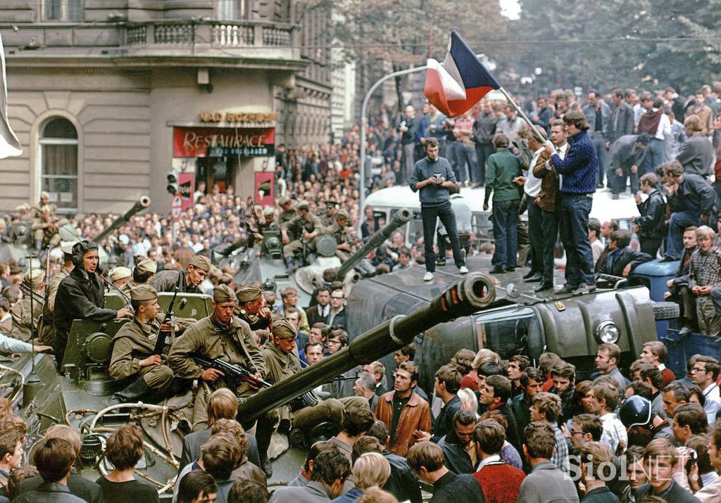 Sovjetski tanki na praških ulicah 1968