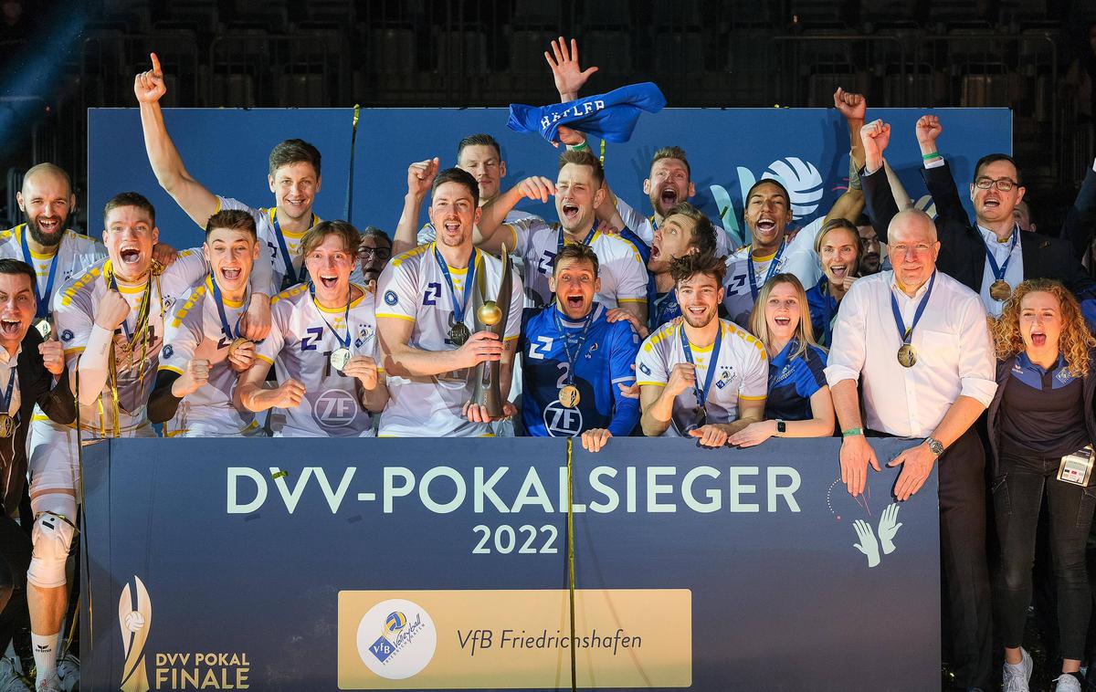 VfB Friedrichshafen finale pokala | Kapetan VfB Friedrichshafen Dejan Vinčić je v nedeljo takole dvignil lovoriko za zmago v nemškem pokalu. | Foto Guliverimage