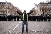 Protesti rumenih jopičev v Parizu