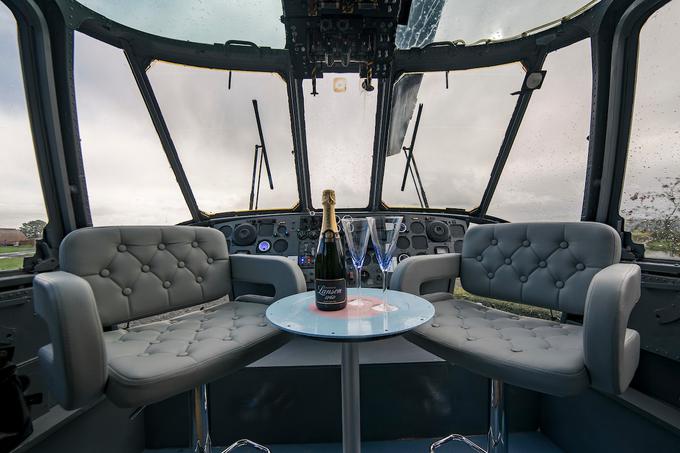 Pilotska kabina je preurejena v salon, ki skozi velika steklena okna omogoča poglede na okoliško krajino. Na nekdanjo funkcijo helikopterja pa spominja tabla z instrumenti plovila. | Foto: www.helicopterglamping.com