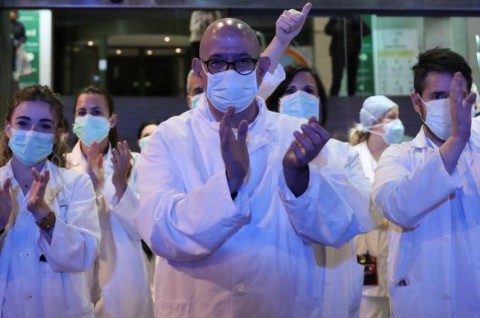 Zdravniško osebje v Barceloni se je zahvalilo javnosti, ki mu je namenila vsesplošni aplavz. | Foto: Reuters