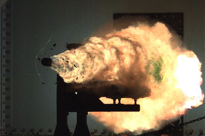 Elektromagnetni top lahko zadene tarče, oddaljene do 160 kilometrov, vsak izstrelek pa je kar stokrat cenejši od klasične balistične rakete. | Foto: Thomas Hilmes/Wikimedia Commons