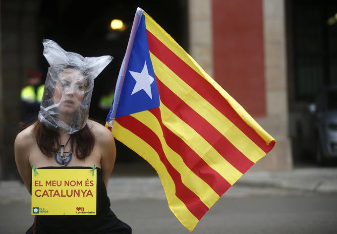 Katalonci so želeli referendum o neodvisnosti izpeljati že leta 2014, a ga je tudi takrat ustavno sodišče prepovedalo. Na fotografiji iz leta 2014: zagovornica katalonske neodvisnosti protestira proti španski vladi. Na prsih ima nalepljen napis: "Moje ime je Katalonija." | Foto: Reuters