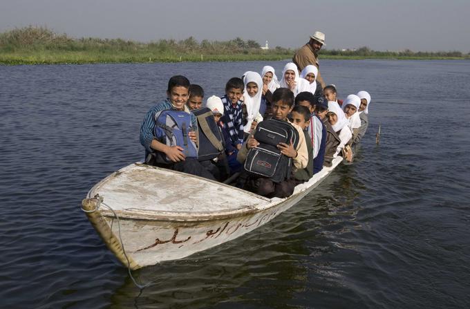 Učenci morajo prečkati jezero Manzala, ki leži okoli 300 kilometrov severno od mesta Kairo. | Foto: Reuters