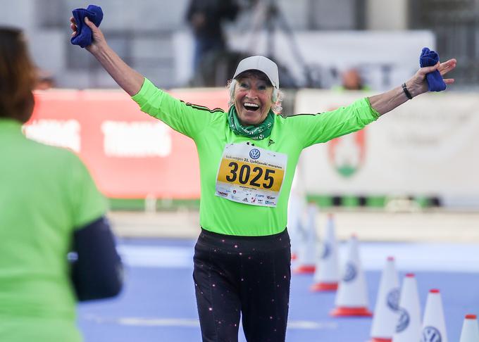 Dvajsetič se je ljubljanskega maratona udeležila Kazimira Lužnik, ki je z leti postala nepogrešljivi del slovenskega tekaškega praznika. 82-letnica z najstniško dušo je takole nasmejana pritekla v cilj polmaratona. Gospa, o kateri izpod peresa Jasmine Kozina Praprotnik nastaja knjiga, je izpustila le en ljubljanski maraton. Zadržale so jo priprave na tekaško preizkušnjo v New Yorku. | Foto: Vid Ponikvar
