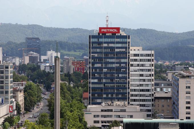 Petrol je največja slovenska energetska družba. V lasti ima dve tretjini vseh bencinskih servisov v Sloveniji, skladišča naftnih derivatov pri Kopru, polovični delež v trgovcu z električno energijo Gen-I in okrog 40 odstotkov Geoplina. | Foto: Tina Deu