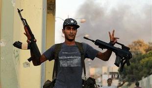 V Libiji se nadaljujejo spopadi; oglasil se je Gadafi