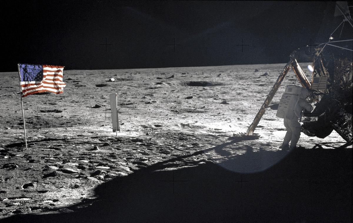 neil armstrong vesolje luna | Prva odprava na Luno s človeško posadko se je imenovala Apollo 11. Odpotovala je 16. julija 1969, vrnila se je osem dni kasneje.  | Foto Reuters