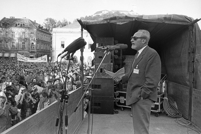 Nove politične stranke so maja 1989 oblikovale politično izjavo z imenom Majniška deklaracija 1989 in z njo zahtevale suvereno državo slovenskega naroda. Majniško deklaracijo je 8. maja na protestnem shodu proti odhodu Janeza Janše v zapor prebral pesnik Tone Pavček. Naslednji mesec je takratna partijska oblast oblikovala Temeljno listino Slovenije 1989, ki je bila v določenih točkah podobna Majniški deklaraciji, a je v nasprotju z njo še omenjala samoupravni socializem in socialistično Slovenijo ter dala priložnost Jugoslaviji.  | Foto: Tone Stojko, hrani Muzej novejše zgodovine Slovenije