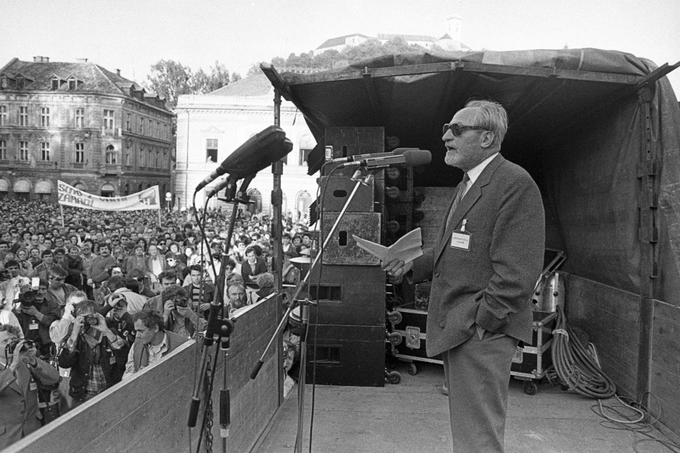 Ker je morala četverica JBTZ po odločitvi takratne slovenske oblasti na prestajanje zaporne kazni, je Odbor za varstvo človekovih pravic 8. maja 1989 na Kongresnem trgu organiziral shod, ki je bil uradno prijavljen kot javna seja predsedstva Republiškega komiteja ZSMS. Na njem je pesnik Tone Pavček prebral Majniško deklaracija, ki je zahtevala suvereno državo slovenskega naroda.  | Foto: Tone Stojko, hrani Muzej novejše zgodovine Slovenije