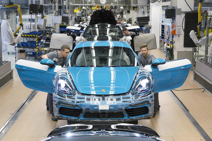 Porsche - prihodnost in proizvodnja | Zaradi pomanjkanja polprevodnih mikročipov so proizvajalci prisiljeni zapirati tovarne in zniževati prodajne cilje za letošnje leto. Čeprav obljubljajo izboljšanje do konca leta, pa bodo imeli težave z dobavo zelo zaželenih čipov tudi prihodnje leto. | Foto Porsche