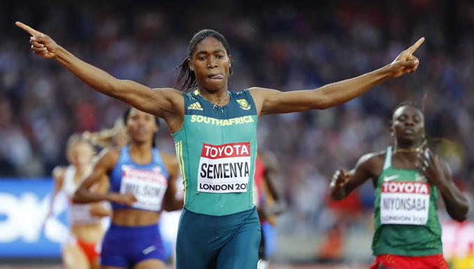 Caster Semenya je bronu v teku na 1500 metrov dodala še zlato v teku na 800 metrov. S časom 1:55,16 je postavila osebni rekord in najboljši izid sezone na svetu. Francine Niyonsaba iz Burundija je bila druga (1:55,92), Američanka Ajee Wilson pa tretja (1:56,65). | Foto: Reuters