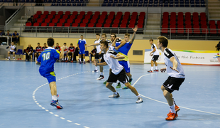 Mladi Slovenci poteptali gostitelje in se zavihteli v polfinale