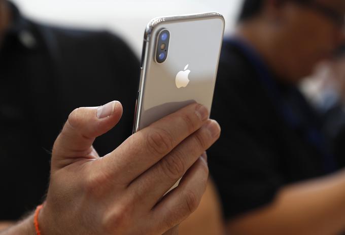  Ali je iPhone v primerjavi s tekmeci res tako hiter, kot pravijo testi, se bo pokazalo v prihodnjih mesecih, ko bo svoje vtise o iPhonu 8 in 8 Plus (ter pozneje iPhonu X, na fotografiji) na spletu delilo in primerjalo veliko več uporabnikov.  | Foto: Reuters