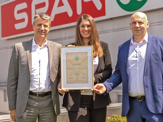 Certifikat Green Star v rokah vodje trajnostnega razvoja v Sparu Maše Šprajcar-Rančić, v družbi izvršnega direktorja Spara Slovenija Jureta Petkovška in ekologa Smiljana Vebra. | Foto: Spar