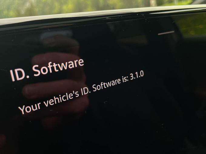 Ena ključnih novosti je posodobitev avtomobila na daljavo. ID.5 je že posodobljen z najnovejšo programsko opremo. To lahko lastnik tudi preveri prek tipke v meniju. | Foto: Gašper Pirman