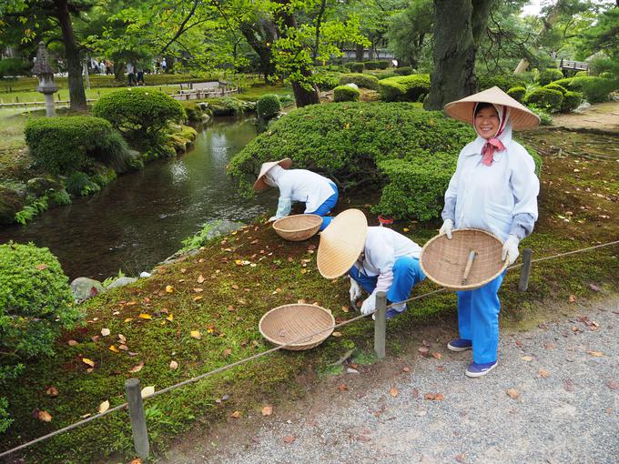 Delavke v japonskem parku v Kanazavi. Parki na Japonskem so zelo urejeni. | Foto: Osebni arhiv