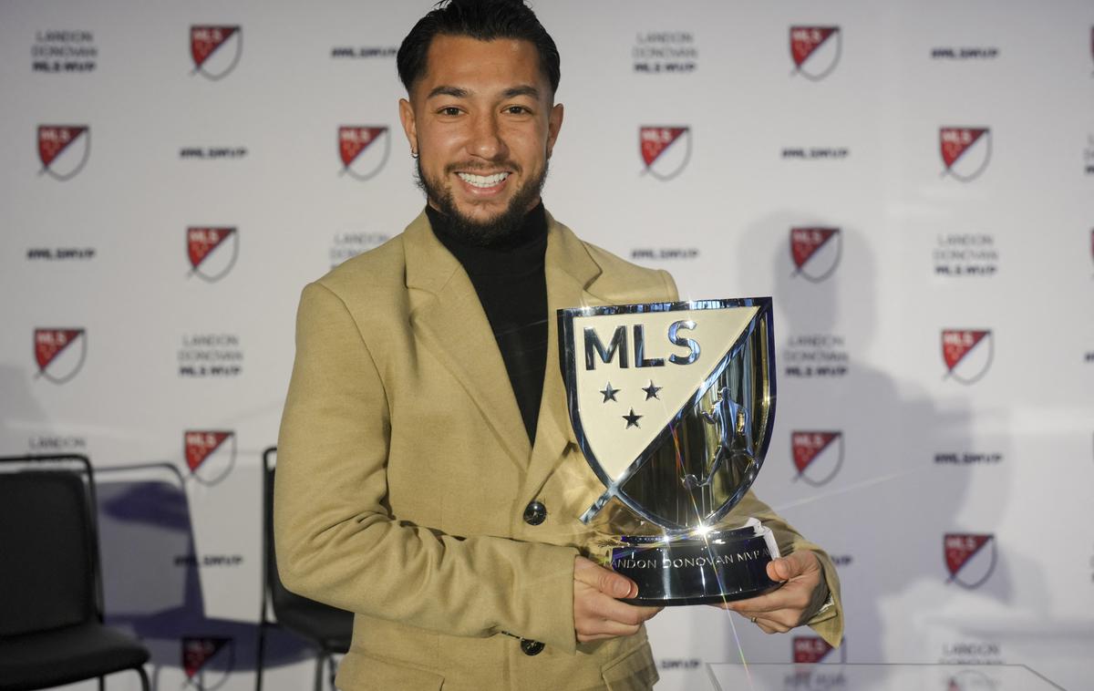 Luciano Acosta | Luciano Acosta ponosno pozira s priznanjem za najboljšega igralca lige MLS. | Foto Reuters