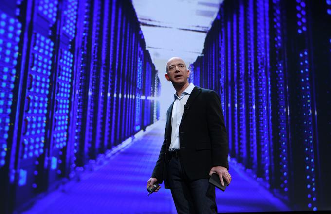 Bezos je z Amazonom, ki ga je ustanovil leta 1995, postal eden od pionirjev spletne trgovine, a Amazon je do danes postal veliko več. Ob tem, da gre za največjega spletnega trgovca na svetu, je Amazon tudi vodilni ponudnik računalništva v oblaku in eden od vlečnih konjev razvoja umetne inteligence. Bezos je z Amazonom neznansko obogatel, njegovo premoženje pa se je izredno hitro povečalo predvsem v zadnjih nekaj letih, ko je iz obskurnosti skočil na sam vrh najbogatejših ljudi na svetu. Bezosu njegovo bogastvo omogoča ukvarjanje z dragimi hobiji, kot sta ustanovitev lastne vesoljske agencije (Blue Origin) in nakupovanje veliki medijev (The Washington Post). | Foto: Reuters