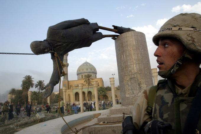 Ameriški napad na Irak leta 2003 bi se morda zgodil, četudi Al Kaida leta 2001 ne bi napadla ZDA, pravi Ferguson. Na fotografiji: strmoglavljenje kipa Sadama Huseina v Bagdadu. | Foto: Reuters