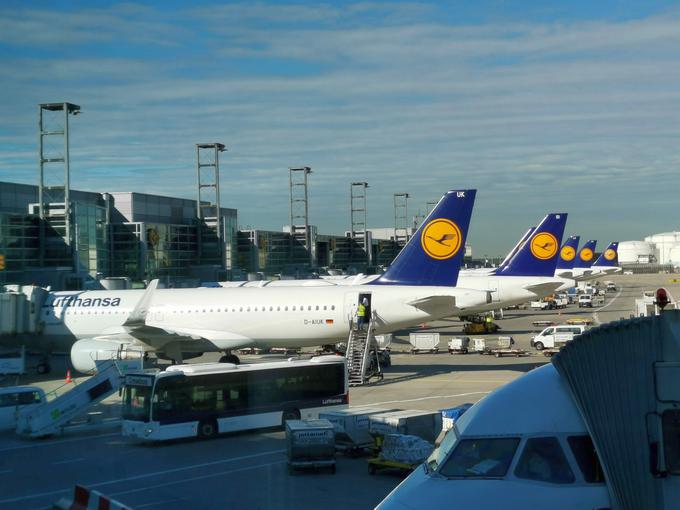 Niti ljubljansko letališče ni imuno na odpovedi poletov – nemški prevoznik Lufthansa je ta mesec večkrat odpovedal večerni polet iz Frankfurta v Ljubljano – letalo je sicer večkrat prišlo in naslednje jutro odpeljalo potnike v Frankfurt, a na poti v Slovenijo ni sprejemalo potnikov, saj ni bilo posadk, ki ne bi prekoračile delovnega časa. | Foto: Srdjan Cvjetović