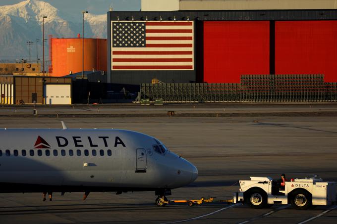 Delta Airlines je bo svojim necepljenim sodelavcem občutno povečala mesečni prispevek za zdravstveno zavarovanje. | Foto: Reuters