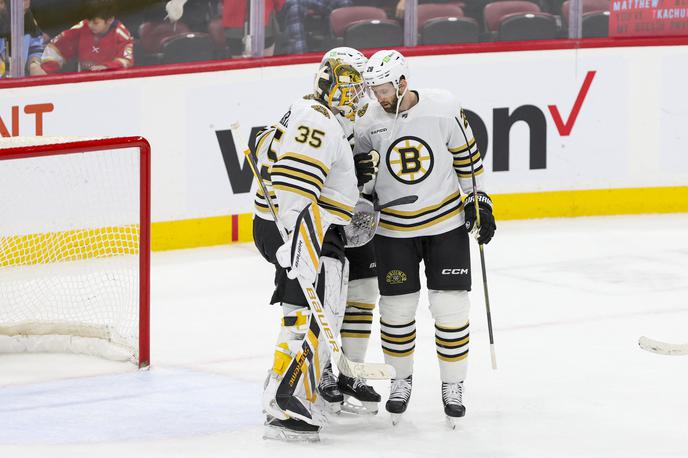 Boston Bruins | Branilec Derek Forbort in vratar Bostona Linus Ullmark po zmagi nad Florido. | Foto Reuters
