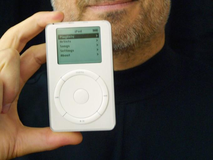 Predstavitev prvega iPoda, 23. oktober 2001. Roka pripada Stevu Jobsu, ustanovitelju podjetja Apple. | Foto: Reuters