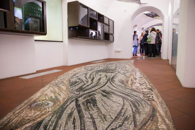 Mozaik je ustvaril v Mariboru živeči arhitekt in umetnik Igor Orešič. | Foto: 