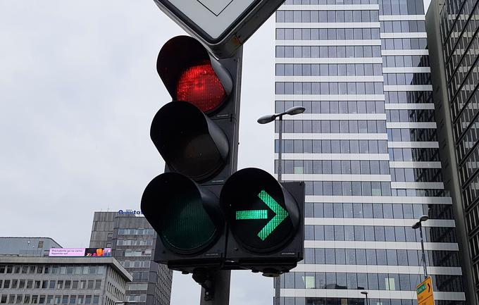 Zavijanje v desno označuje tudi semafor. Kdor stoji v koloni z vozili, ki želijo nadaljevati naravnost proti Slovenski cesti, bo moral počakati. | Foto: Gregor Pavšič