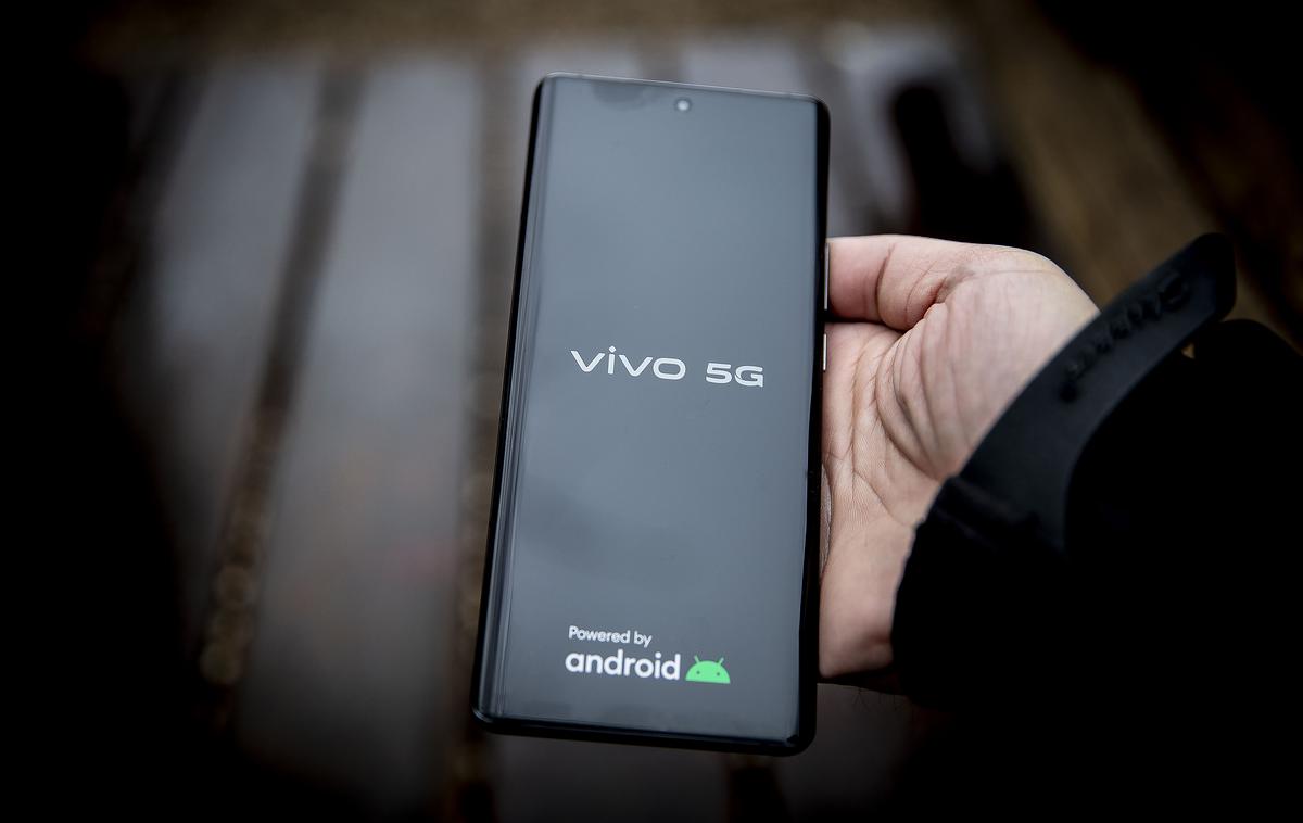 VIVO x90 pro | Zaslon AMOLED pametnega telefona Vivo X90 Pro po diagonali meri 6,78 palca, kar je 17,2 centimetra, in se lahko pohvali tudi z najvišjo deklarirano stopnjo odpornosti na vodo in prah (IP68).  | Foto Ana Kovač