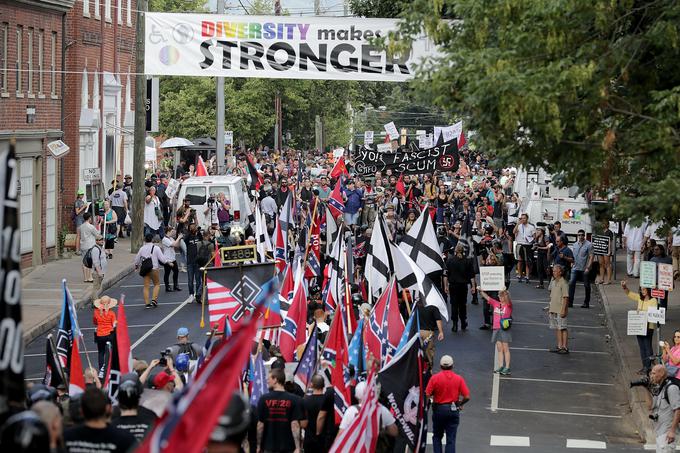 Pred dnevi je v mestu Charlottesville v zvezni državi Virginia prišlo do spopadov med skrajno desnico oziroma belimi nacionalisti, ki so nasprotovali odstranitvi spomenika konfederacijskega generala Leeja (odstranitvi spomenikov pomembnih mož poražene, konfederacijske strani v ameriški državljanski vojni nasprotuje tudi večina Američanov, op. p.) in njihovimi nasprotniki. Med nasprotniki so bili tudi člani skrajno leve skupine Antifa. Nemiri v mestu so dosegli nasilni vrhunec, ko se je med skupino nasprotnikov skrajne desnice z avtomobilom namerno zapeljal član ene od organizacij belih nacionalistov. Napad je terjal eno smrtno žrtev in več ranjenih. | Foto: Getty Images