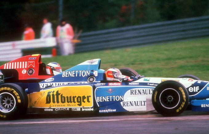 Schumacher in Alesi kolo ob kolesu - malo sta tudi zadela - v zadnji šikani na Nürburgringu. | Foto: AP / Guliverimage
