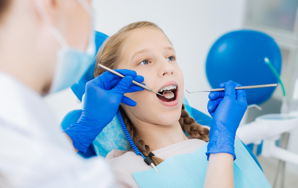 Ortodont. Zobozdravnik. Zobni aparat. | Vesna Kaloh navaja, da na nepravilnosti opozarjajo že vrsto let in prosijo za spremembe, a so vedno preslišani. Fotografija je simbolična. | Foto Getty Images