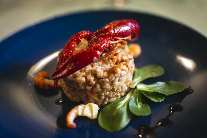 Potočni raki s pirino kašo so ena od avtorskih jedi gostilne Šempeter, postregli so jo tudi na gostovanju v ZDA. | Foto: Bojan Puhek
