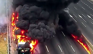 Na avtocesti izbruhnil požar, ljudje so panično bežali z avtobusa #video