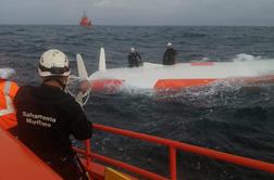 Čudež sredi Atlantika: 16 ur ostal ujet v prevrnjeni jadrnici #foto #video
