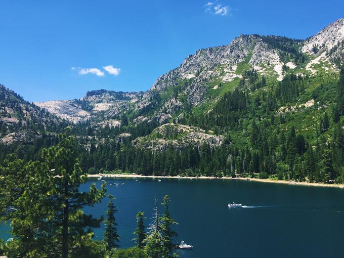 Jezero Lake Tahoe, ki je od San Francisca oddaljeno približno tri ure vožnje. Pozimi je v okoliških gorah sneg, kjer je veliko priložnosti za smučanje, v poletnih mesecih pa okolica ponuja številne druge aktivnosti, med njimi plavanje in veslanje. | Foto: Osebni arhiv