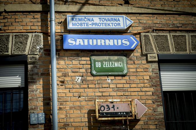 Tovarna Saturnus v Mostah, za katero je danes ostal propadajoč prostor, a veliko zgodovinskega spomina, je bila kraj delavskega in političnega organiziranja. Znotraj tovarne ter v družinskih in prijateljskih krogih delavcev se je oblikovalo pomembno omrežje revolucionarjev. | Foto: Ana Kovač