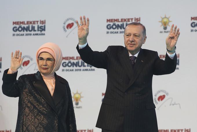 Erdogan je v preteklih letih zelo odmaknil Turčijo od modela družbe, ki ga je po prvi svetovni vojni vzpostavil Atatürk. Simbol spora med islamisti in sekularisti v Turčiji je nošenje muslimanskih rut v javnih institucijah. Od leta 2010 je bila odpravljena prepoved nošenja muslimanske rute za študentke, sledila je odprava prepovedi za zaposlene v javni upravi, tudi za policistke. Oktobra 2013 so se v turškem parlamentu pojavile tudi prve poslanke stranke AKP z rutami na glavah. Na fotografiji: Erdogan in njegova žena Emina, ki v javnosti vedno nosi ruto. | Foto: Guliverimage/Vladimir Fedorenko
