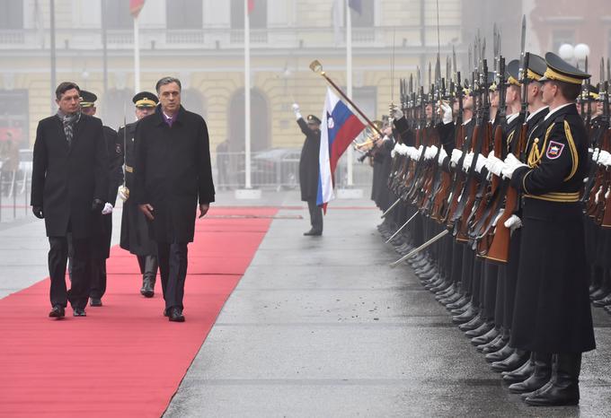 Pahor je črnogorskega predsednika danes sprejel z vojaškimi častmi, nato pa sta ob spomeniku črnogorskemu vladarju in pesniku Petru II. Petroviću Njegošu odkrila klop prijateljstva. | Foto: Bobo