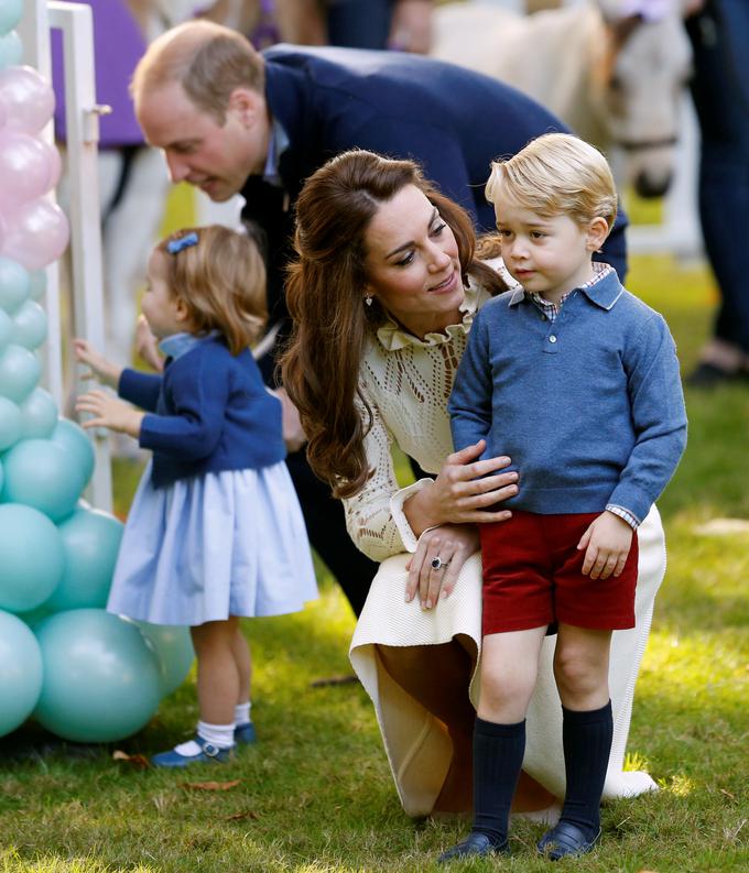 George in Charlotte sta se zabavala z baloni. | Foto: Reuters