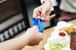 Skrb vzbujajoči podatki: zaužijemo za kreditno kartico plastike na teden #video