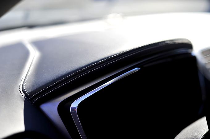 Ključni element notranjosti, ki daje vtis premium vozil, je usnje. Najdemo ga na sedežih, volanskem obročju in tudi površinah okrog armaturne plošče ter sredinske konzole. | Foto: Gregor Pavšič