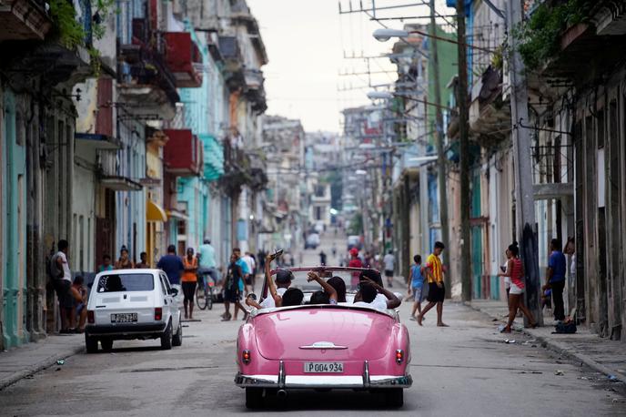 Kuba turisti | Kubanski državni telekomunikacijski monopolist ETECSA bo 6. decembra Kubankam in Kubancem omogočil dostop do interneta prek njihovih mobilnih naprav. | Foto Reuters